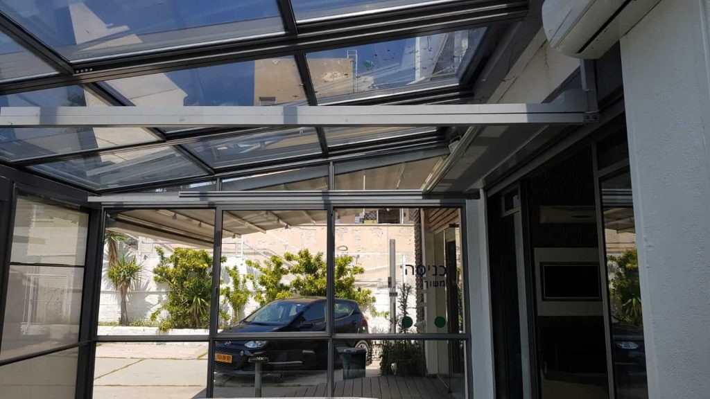 סוככים למרפסות מזכוכית עם מסגרת אלומיניום איכותית להגנה משמש וגשם